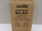 un gros plan d'une boîte en carton contenant un chargeur