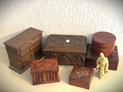 de nombreuses boîtes en bois posées les unes à côté des autres sur une table