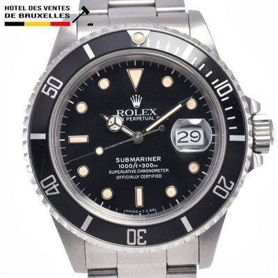 Montre Rolex Submariner avec cadran noir et lunette à plusieurs rangées