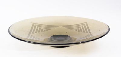 un bol en verre orné d'un motif sur un fond blanc