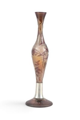un vase posé sur un support sur une surface blanche