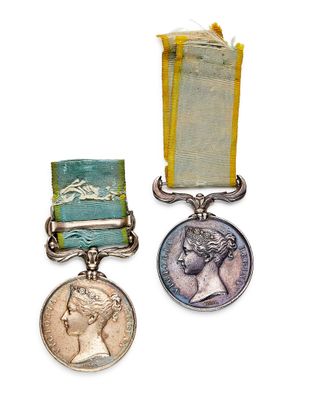 deux médailles accompagnées d'un ruban et une médaille sur fond blanc