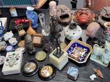 une table sur laquelle se trouvent de nombreux objets différents