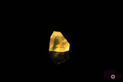 un diamant jaune sur fond noir