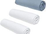 un lot de trois serviettes blanches et bleues posées les unes à côté des autres