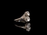 gros plan d'une bague en diamant sur une surface noire