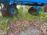une image représentant un tracteur auquel est attelée une charrue à l'arrière