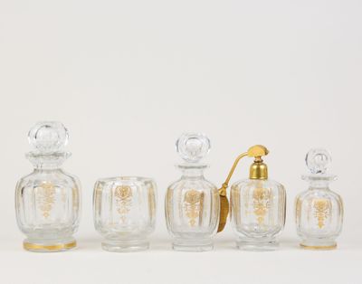 six flacons de parfum en verre ornés de finitions dorées et d'une poignée dorée
