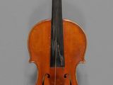 un vieux violon avec un archet accroché au mur