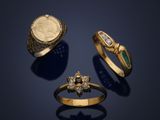 trois bagues en or et une bague sertie d'une émeraude