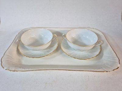 Plateau, deux bols et leur sous-tasse en porcelaine blanche …