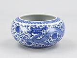 un vase bleu et blanc orné d'un dragon