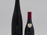 deux bouteilles de vin posées l'une à côté de l'autre sur une table