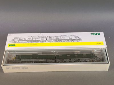une boîte contenant un train miniature, posée sur une table