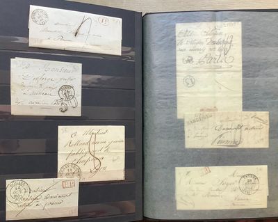 un livre sur lequel figurent de nombreuses lettres anciennes