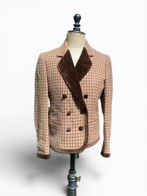 une photo d'un costume sur un mannequin