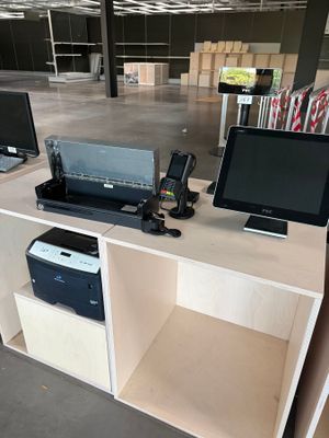 un bureau sur lequel se trouvent deux ordinateurs et une imprimante