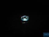 gros plan d'un diamant bleu sur une surface noire