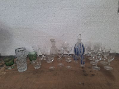 une table sur laquelle sont posés de nombreux verres à vin et une bouteille