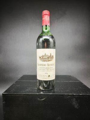 une bouteille de vin posée sur une boîte noire