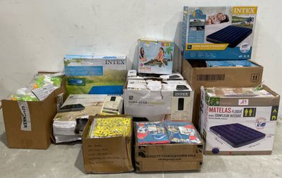 de nombreuses boîtes contenant divers objets, posées par terre