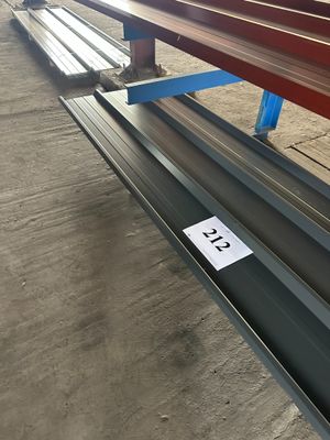 un banc qui se trouve au milieu d'un bâtiment