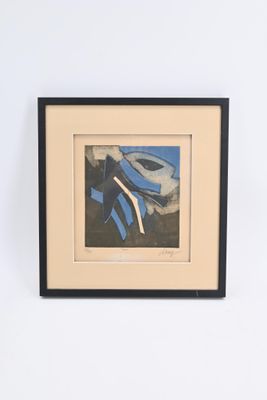 tableau accroché au mur d'une pièce blanche, dans un cadre noir, représentant un bateau bleu et blanc