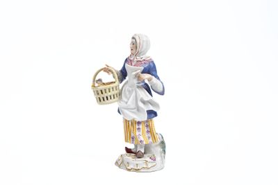 une figurine représentant une femme tenant un panier