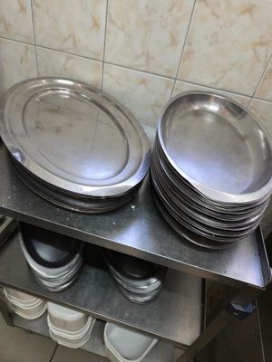 beaucoup d'assiettes empilées sur une étagère