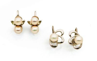 deux paires de boucles d'oreilles en perles et une paire de boucles d'oreilles en or