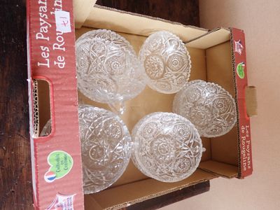 six bols en verre transparent dans une boîte posée sur une table