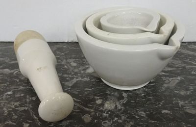 trois bols et un mortier posés sur la table