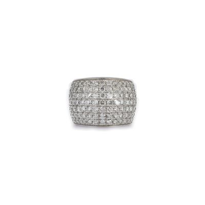 une bague en or blanc et diamants