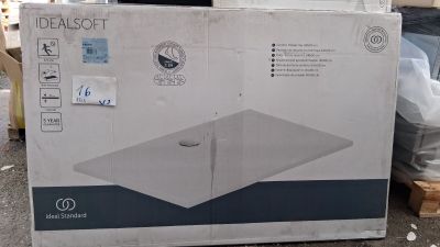 emballage d'un ordinateur portable posé sur une boîte en carton