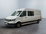 La camionnette blanche est garée dans la pièce vide de l'immeuble.