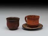 deux tasses et une soucoupe posées sur une soucoupe, elle-même posée sur une assiette