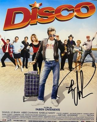 une image représentant une affiche de film sur laquelle on voit un homme debout devant un groupe de personnes