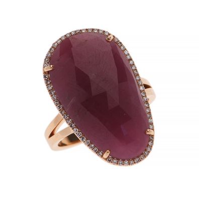 une bague en pierre rose sertie de diamants sur fond blanc