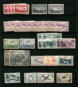 un ensemble de timbres exposés sur un fond noir