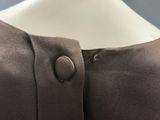 le dos d'une robe de femme, muni d'un bouton