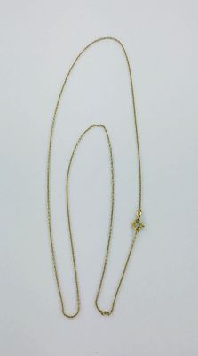 une chaîne en or ornée d'un pendentif en forme d'étoile