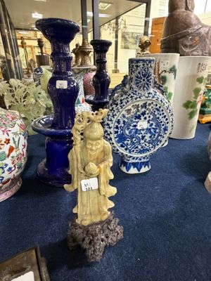 de nombreux vases posés sur une table bleue