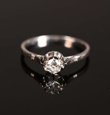 gros plan d'une bague en diamant sur une surface noire