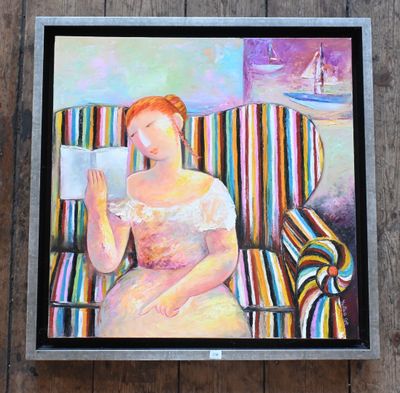 un tableau représentant une femme assise sur un canapé en train de lire un livre