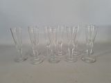 six verres à vin vides alignés sur une table