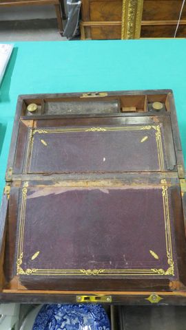 Écritoire en loupe marqueté et laiton, formant écritoire (acciden...