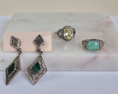 Lot de bijoux en métal comprenant : - Une bague ornée d'une …