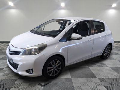 la toyota yaris blanche est garée sur un carrelage à carreaux