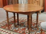 une table en bois posée sur un tapis dans une pièce