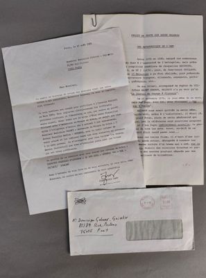 plusieurs feuilles et enveloppes posées sur une table